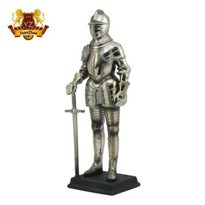 真鍮の十字軍の像手作りの守剣とシールド中世の騎士の彫刻 - Product Image 1