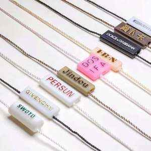 Cadena de plástico con etiqueta colgante personalizada para diseño de etiquetas de ropa
