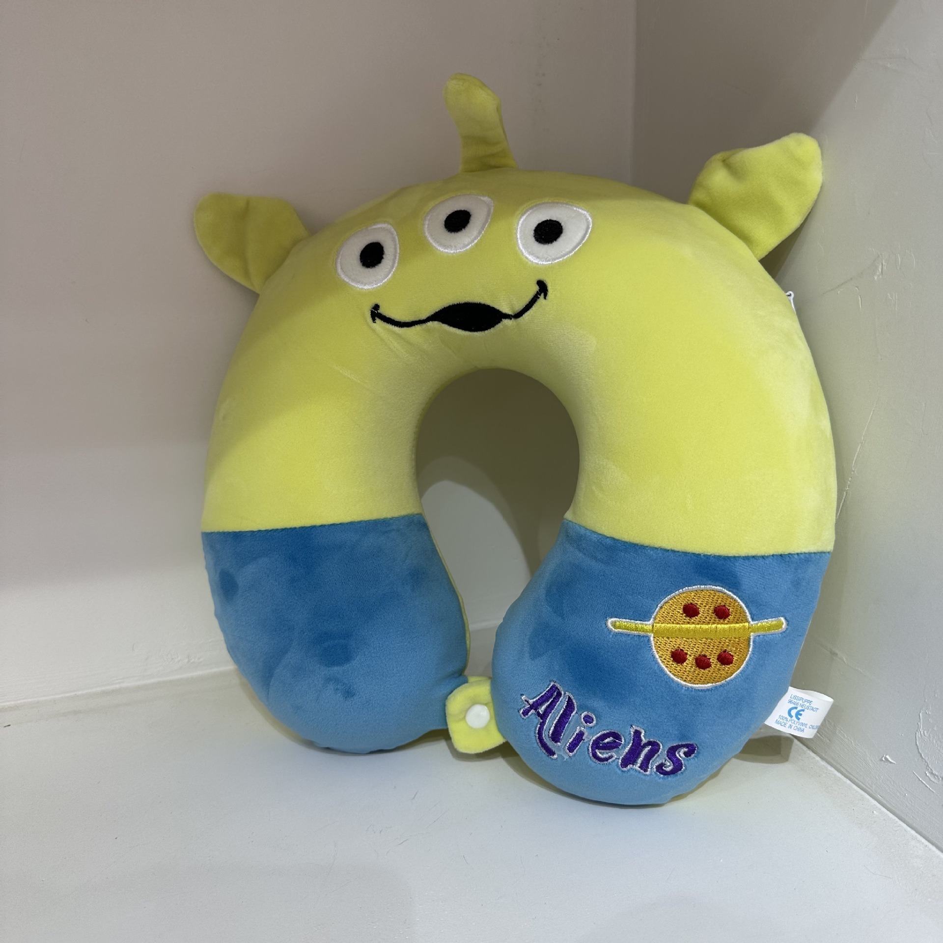 Forro de espuma viscoelástica con diseño de monstruo de tres ojos.