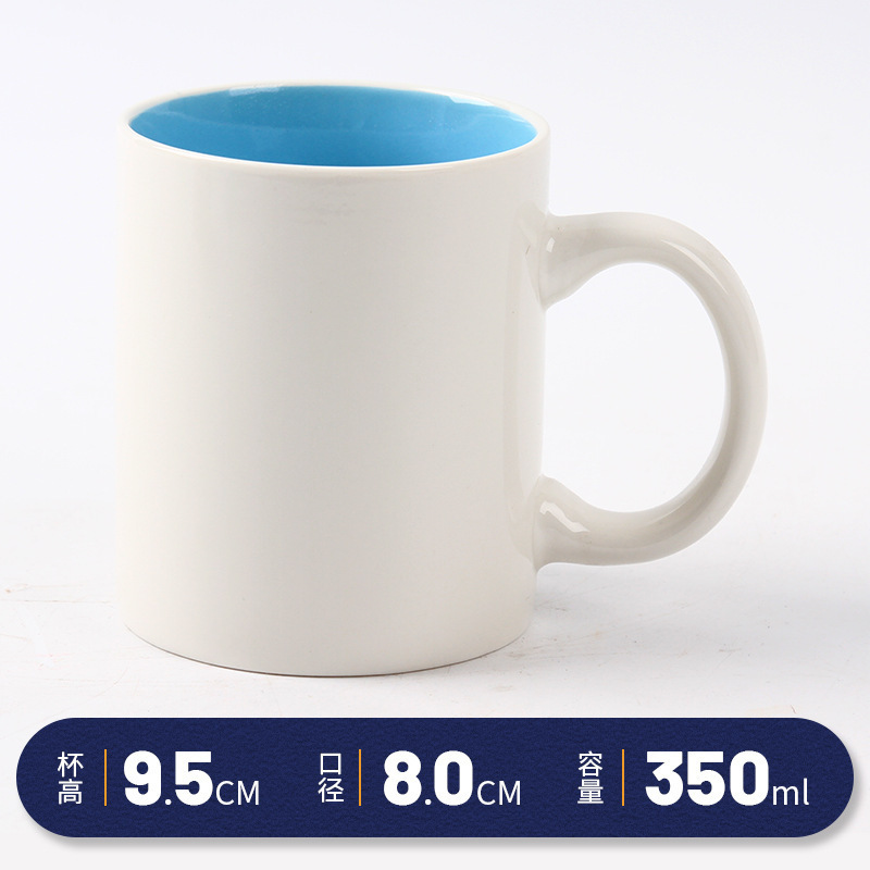 Dentro de la taza de leche azul