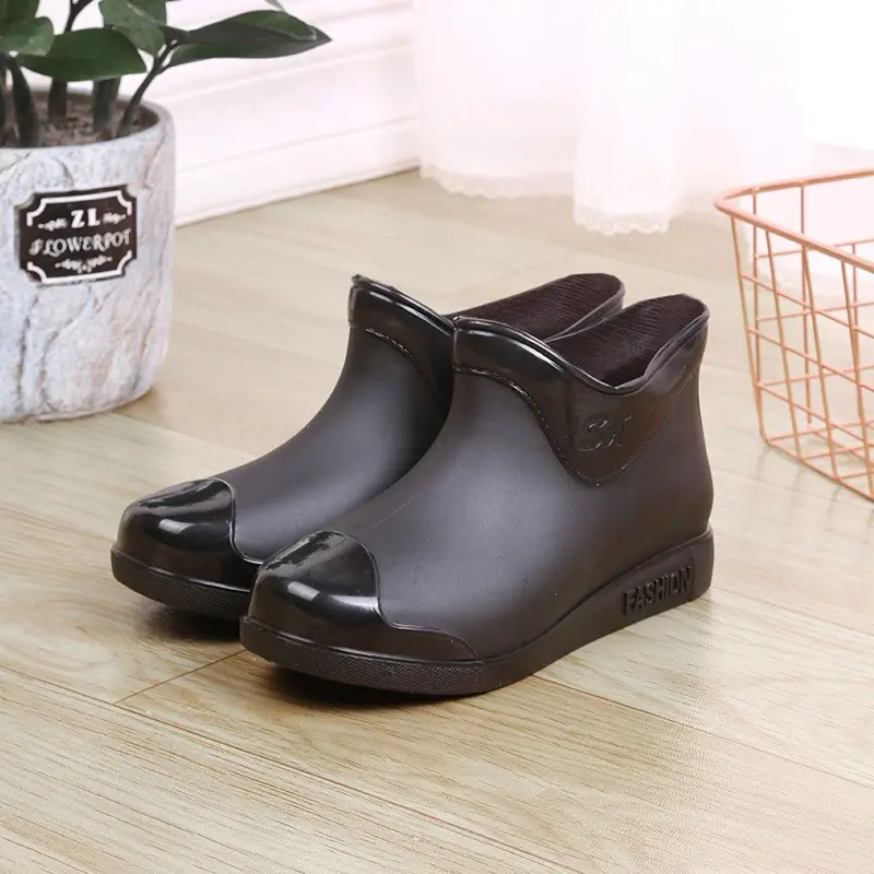 Stivali da pioggia da donna alla moda di alta qualità scarpe da pioggia impermeabili antiscivolo con copertura in gomma personalizzata Unisex da giardino stivali da pioggia