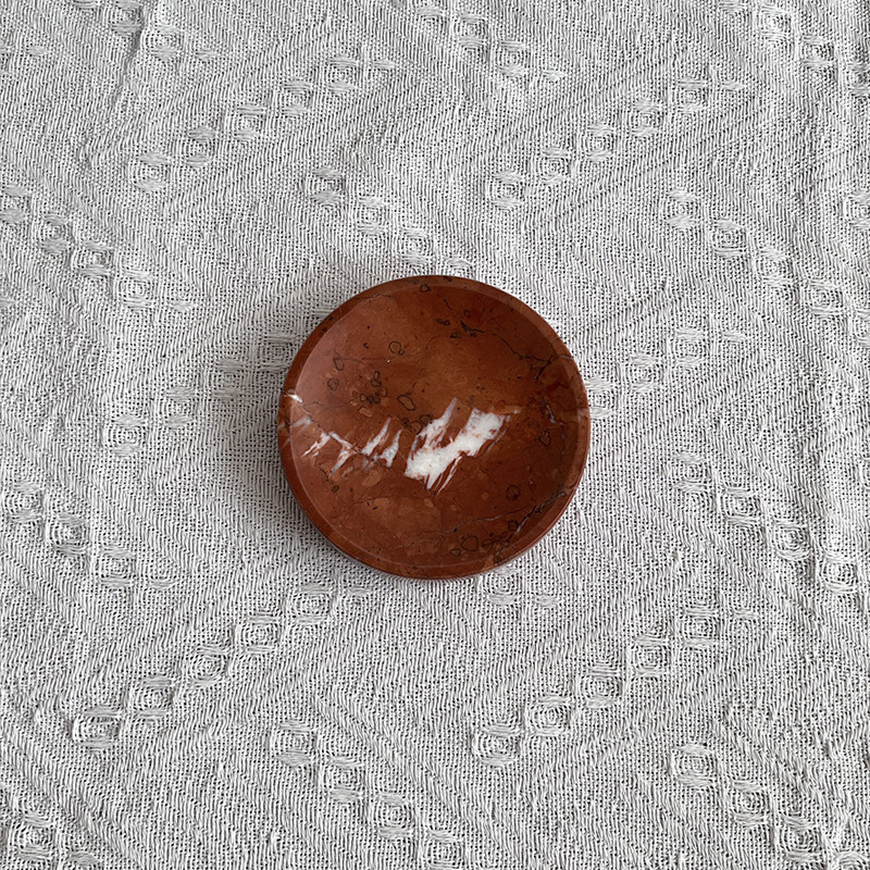 Diamètre 10, hauteur 2 cm, marbre rouge corail.
