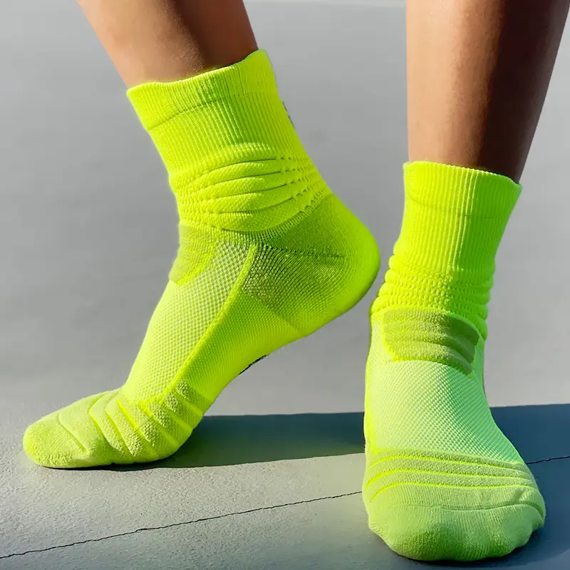OEM-Calcetines atléticos transpirables para hombre, medias deportivas antideslizantes con agarre inferior de toalla, duraderos y personalizados, para baloncesto