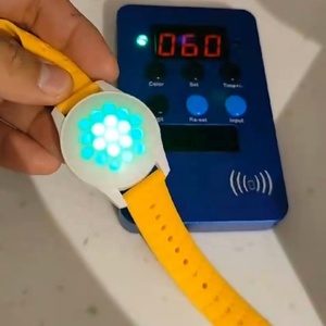 Zaman çocuk ile şarj edilebilir park oyun parkları için <span class=keywords><strong>led</strong></span> bilezikler zamanlayıcı işık RGB etkinleştirmek aydınlatma vibratör trambolin bileklik