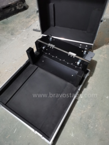 为<span class=keywords><strong>Midas</strong></span> <span class=keywords><strong>M32R</strong></span>定制带狗窝的混音器飞行箱 - Product Image 4