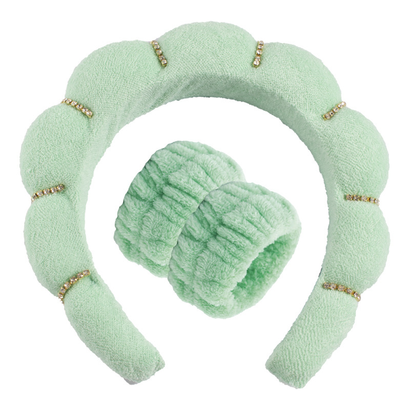 Ensemble trois pièces : bandeau vert émeraude orné de diamants étincelants.