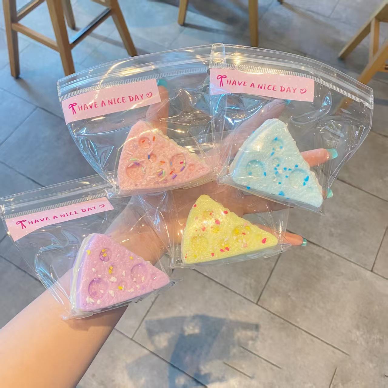 Pincée de fromage triangle rose
