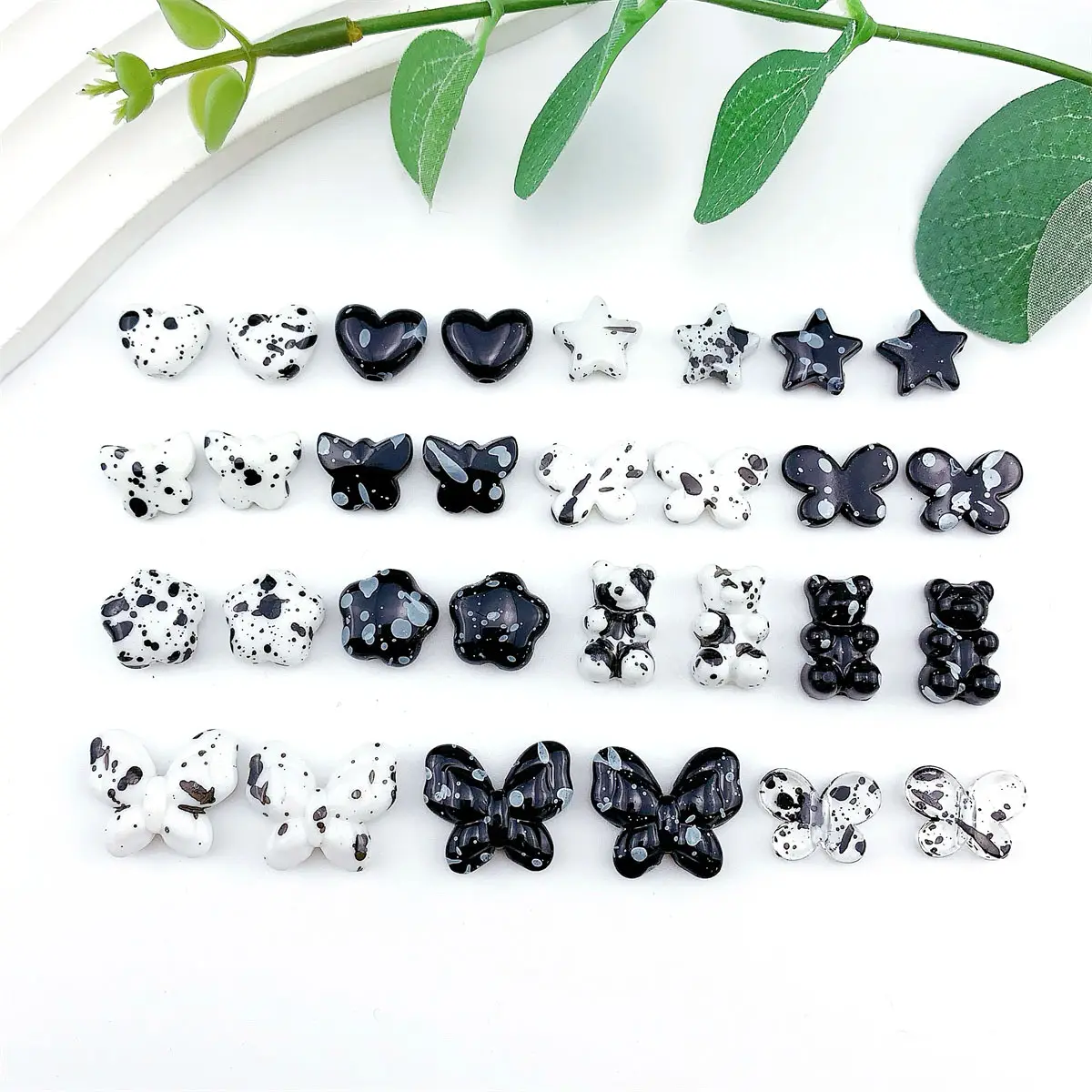 Nuevo acrílico blanco y negro efecto de contraste de color Love Bear mariposa rebordear DIY joyería hecha a mano que hace cuentas sueltas