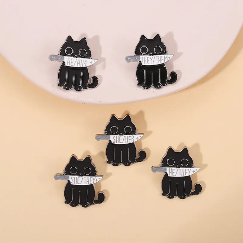 Criatividade bonito dos desenhos animados gato preto morder as letras fetoon terceiro gato preto morder os pinos de lapela de esmalte