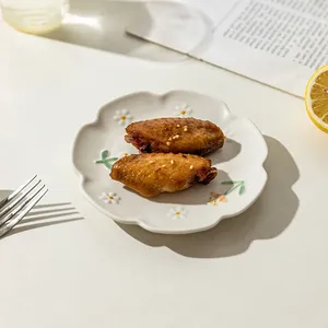 シックなデイジーデザインセラミック-ホームティータイムデザートプレート、INSスタイルの食器、新鮮で繊細なダイニングプレート - Product Image 3