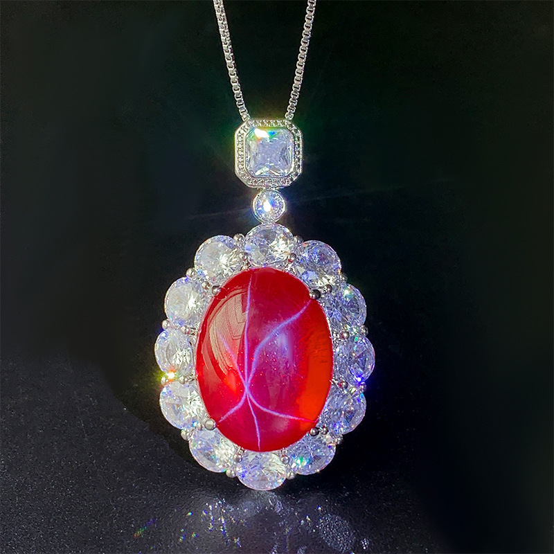 Pendentif étoile lumineuse à six branches en corindon rouge avec chaîne