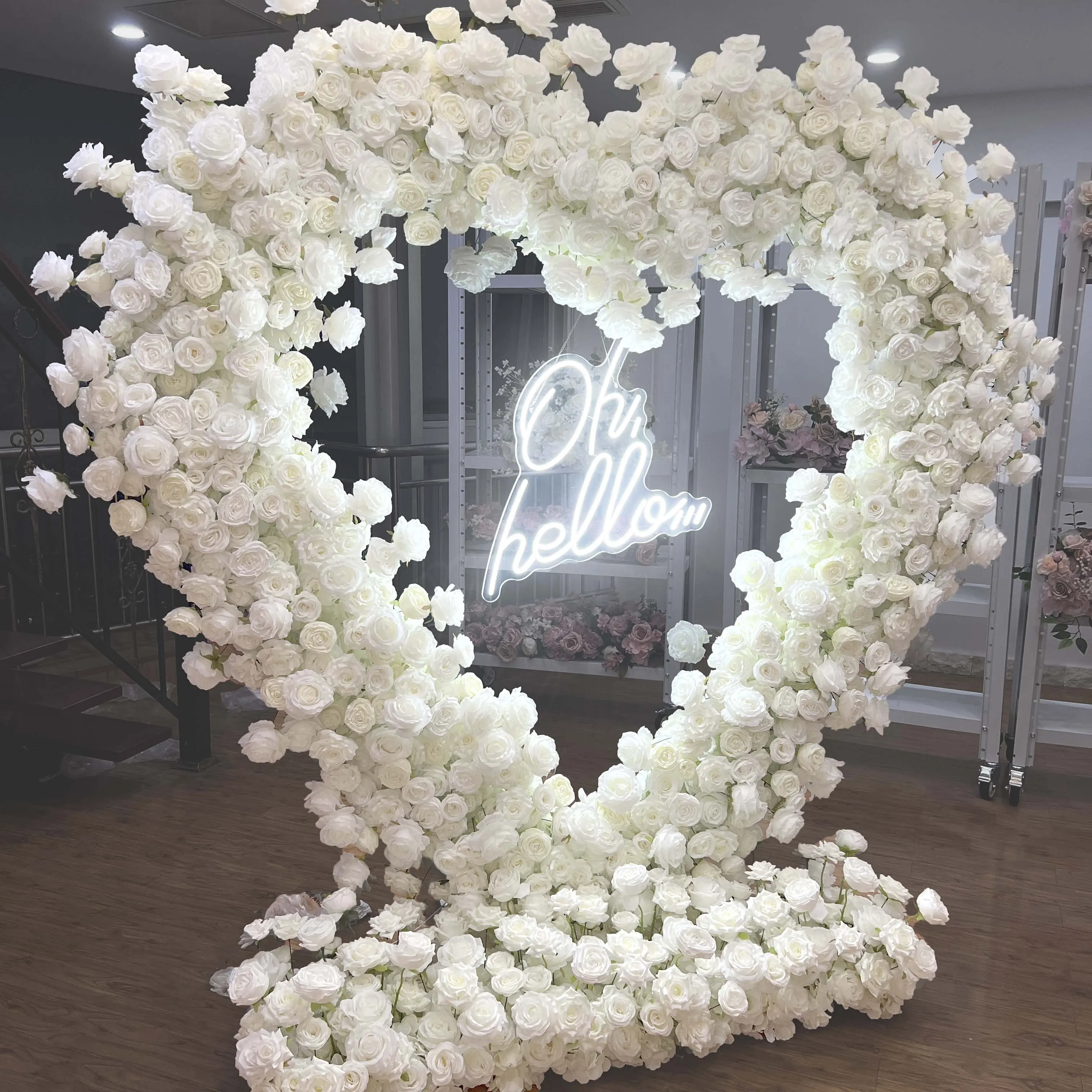 En forma de corazón para la decoración de la boda Arco de flores artificiales Arco en forma de corazón Flor artificial