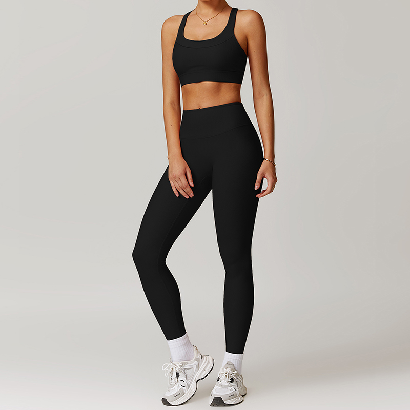 Soutien-gorge et leggings noirs