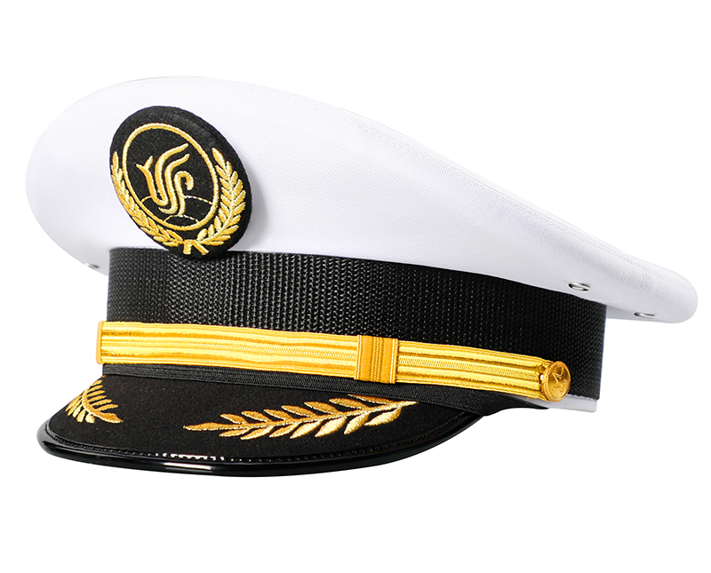 Casquette blanche avec badge 2