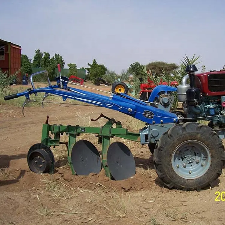 Tracteur à 2 roues avec charrue à disques