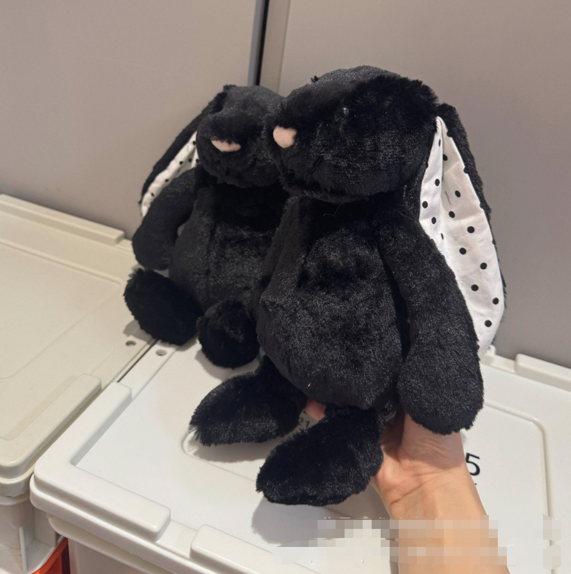 Coniglio nero a pois 31 cm