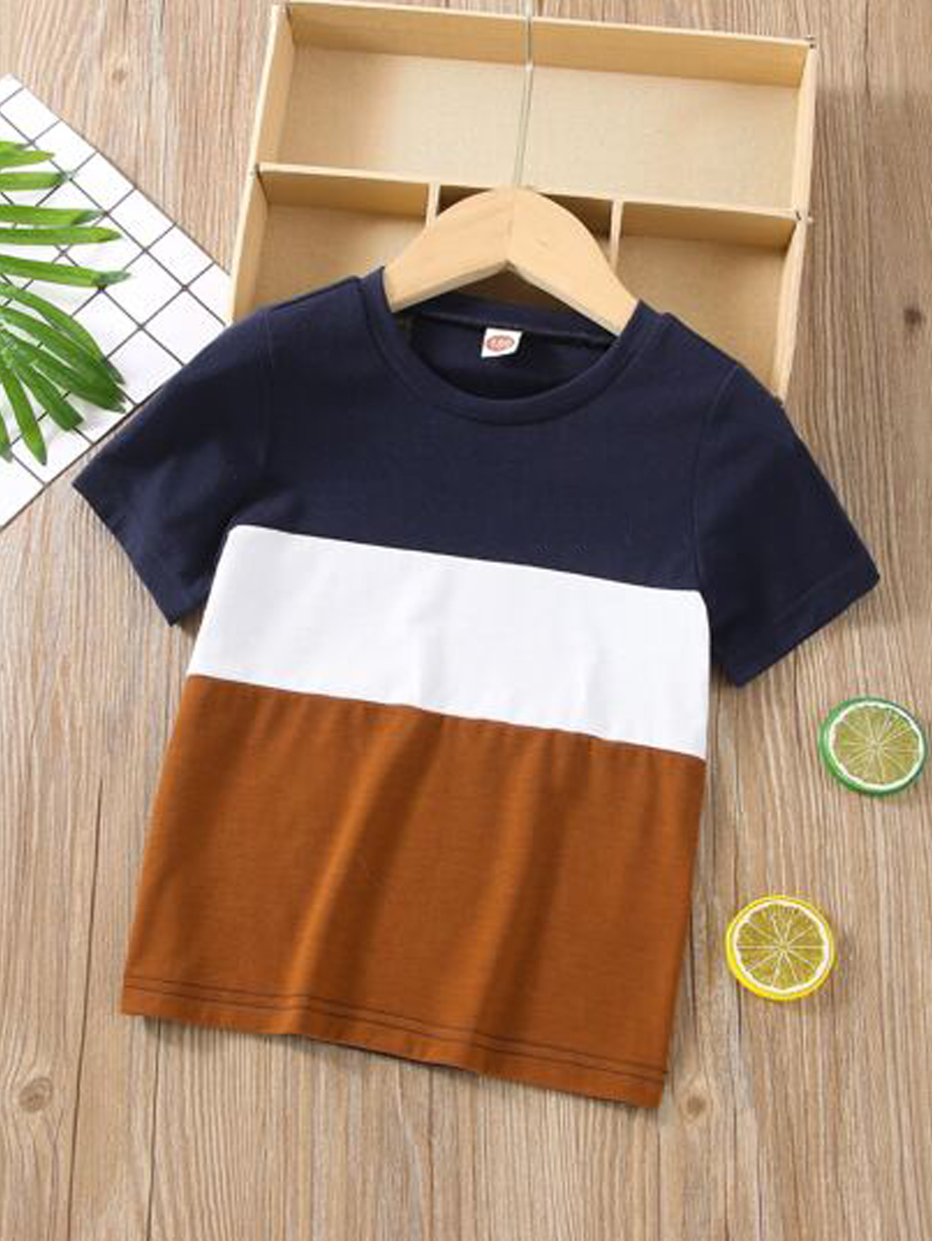 Bleu marine, blanc, marron