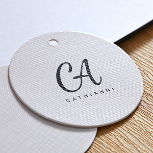 Etiquetas colgantes de logotipo propio con impresión personalizada barata para ropa Etiquetas colgantes compostables con cuerda - Product Image 5