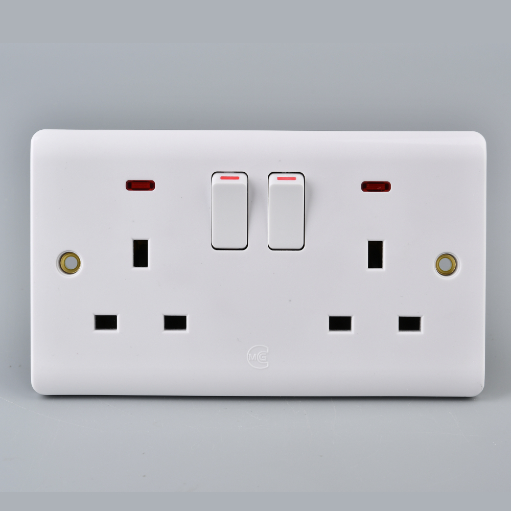 Prise double 13A avec interrupteur et néon