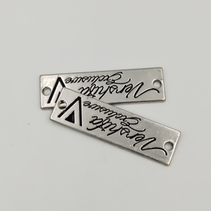 メタルエンボス加工金属ラベルタグ無料サンプルカスタムファッションデザイン彫刻ブランド名