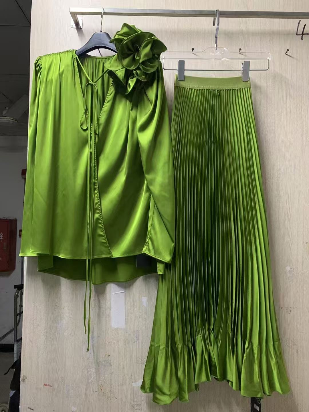 สีเขียวด้านบน + กระโปรง