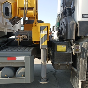 מתקפל מנוף Sinotruk Howo שטוחה משאית רכוב 10 טון עבור 40ft מיכל Sinotruk מנוע 8000x2300 25-30ton 40L/דקות LHD /RHD