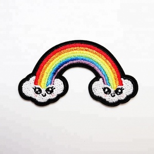 As etiquetas personalizadas do remendo do bordado do arco-íris dos desenhos animados veste os acessórios com tela e o emblema bordado mão do plutônio
