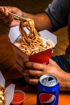 Nouilles de boîte de menu