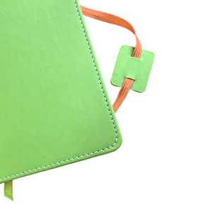A6 cuaderno personalizado PU etiqueta raya logo relieve Cmyk impresión página interior banda elástica cuaderno para promoción regalo corporativo