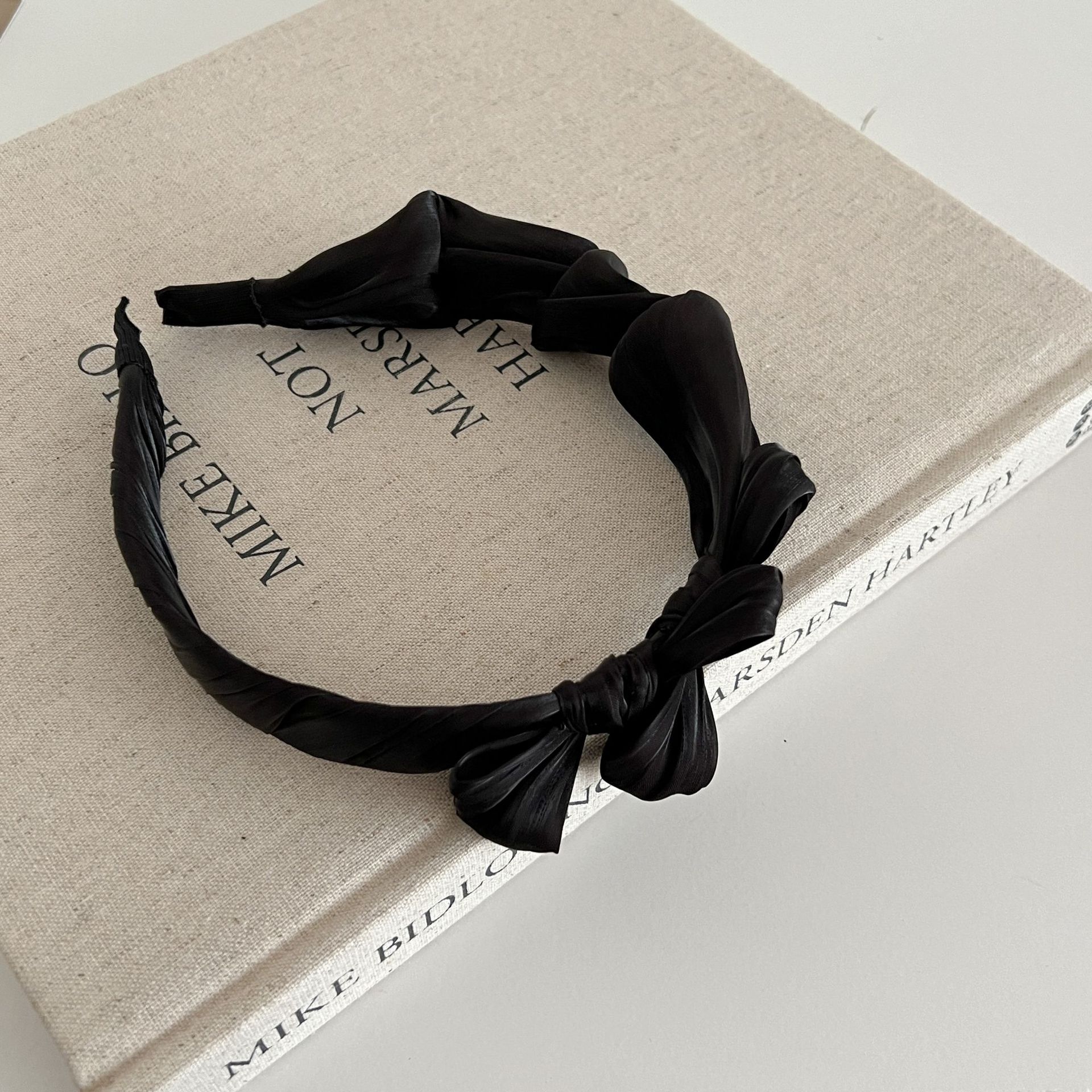 ที่คาดผมสีดำอัดจีบมุก