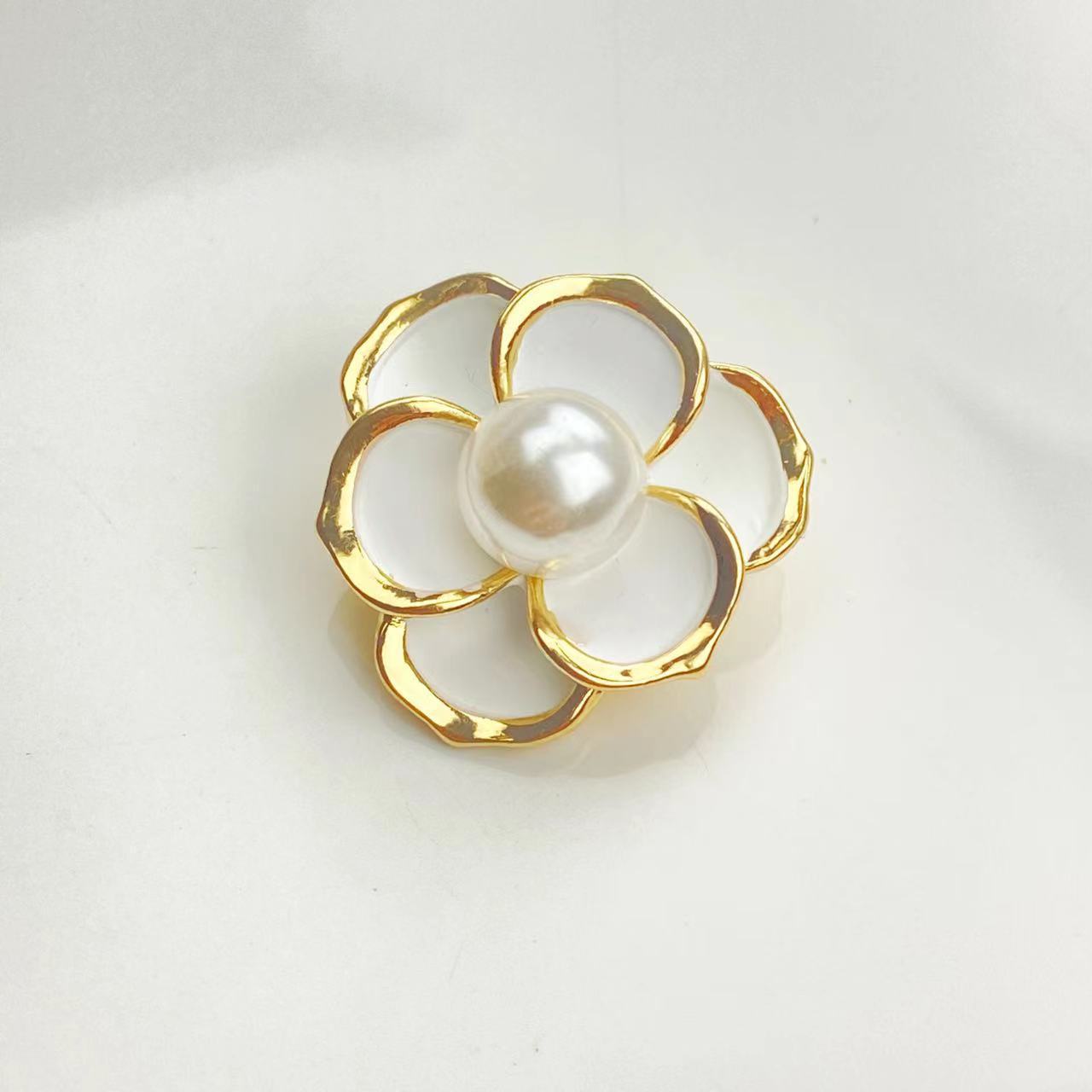 Piccolo fiore di camelia perla bianco