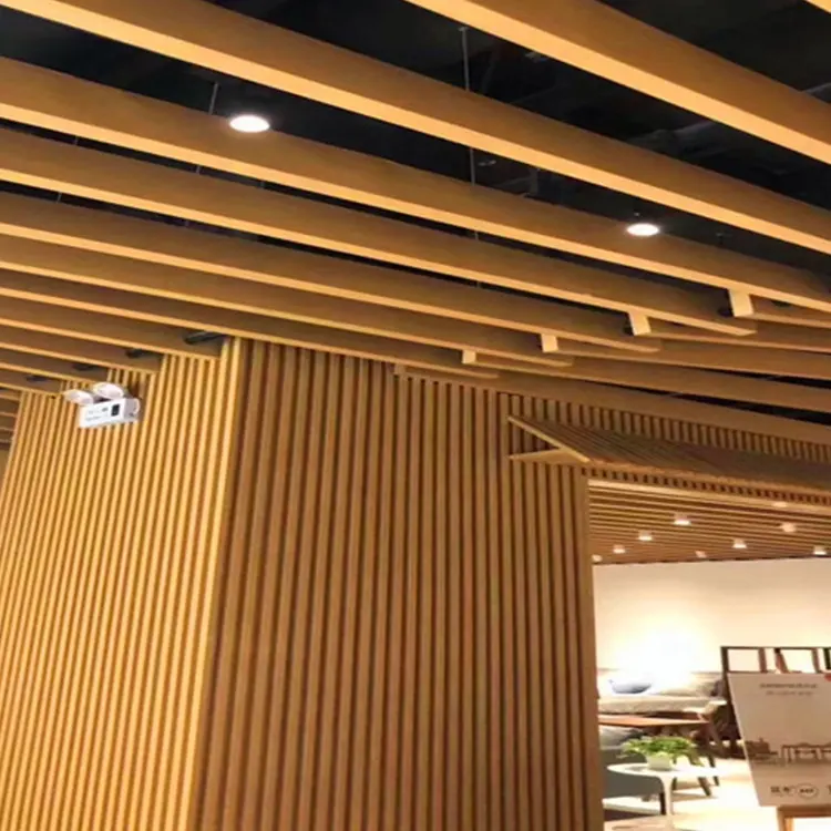 Prix de revient en aluminium suspendu linéaire Grain de bois déflecteur système de plafond suspendu au plafond suspendu