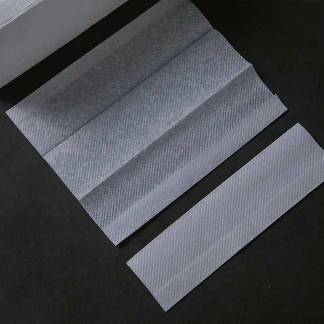 Yüksek kaliteli 1/2 katmanlı beyaz kağıt peçete 23*23 cm katlanır kağıt peçete restoran özel logo temizle kağıt peçete