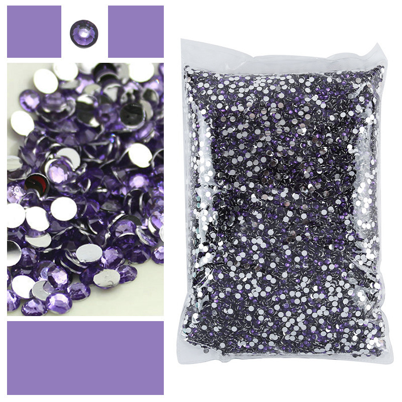 Fondo plateado con flores de loto moradas.