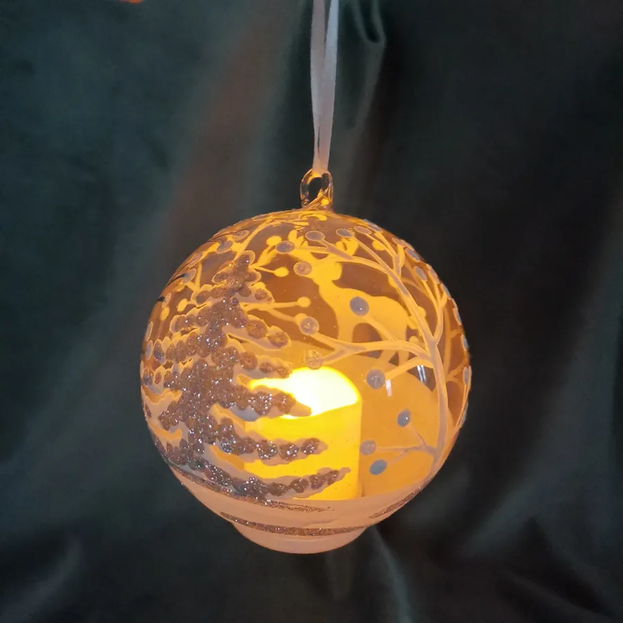 Sfera di vetro trasparente dell'alce dell'albero di natale con le candele luminose per la decorazione dell'albero di natale