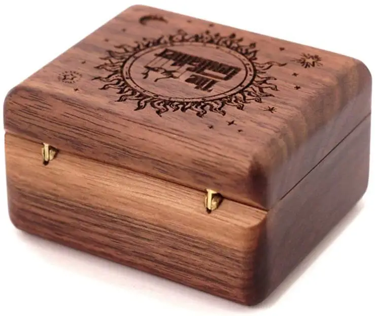 Preço de fábrica Bulk Small Laser Carving Custom Wooden Harry Movie Potter Hand Crank Music Box para Presentes de Aniversário