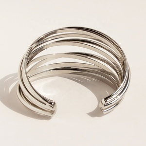 Líneas multicapa exageradas, pulsera cruzada abierta ancha, patrón de onda femenina, joyería de muñeca personalizada - Product Image 2