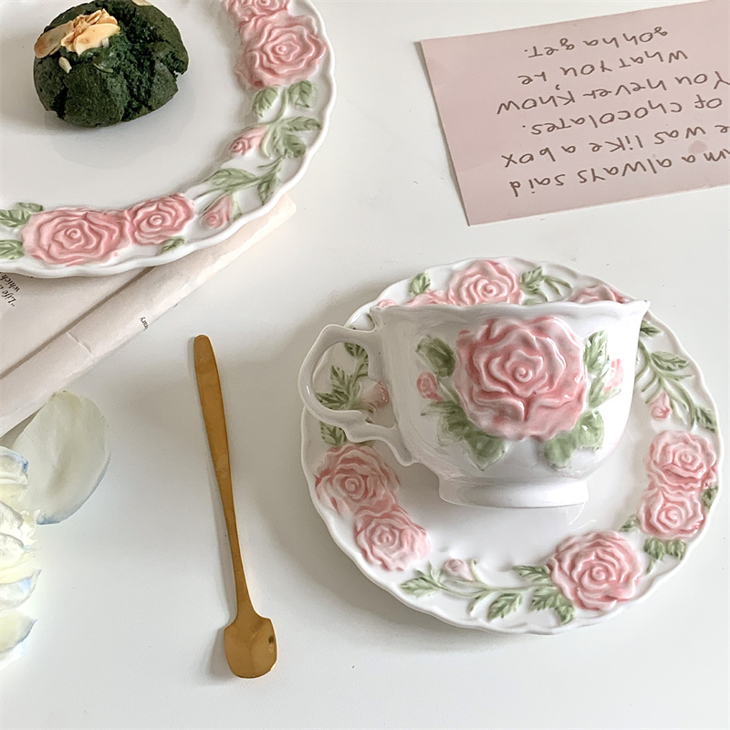 Juego de taza y platillo rosa.