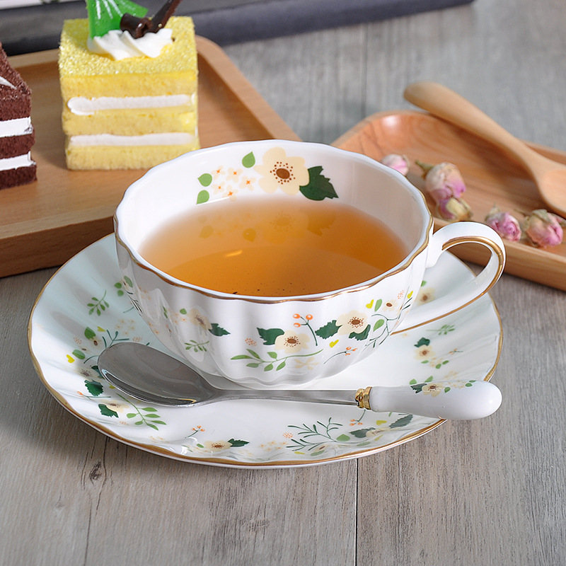 Pequeña taza floral + platillo + cuchara
