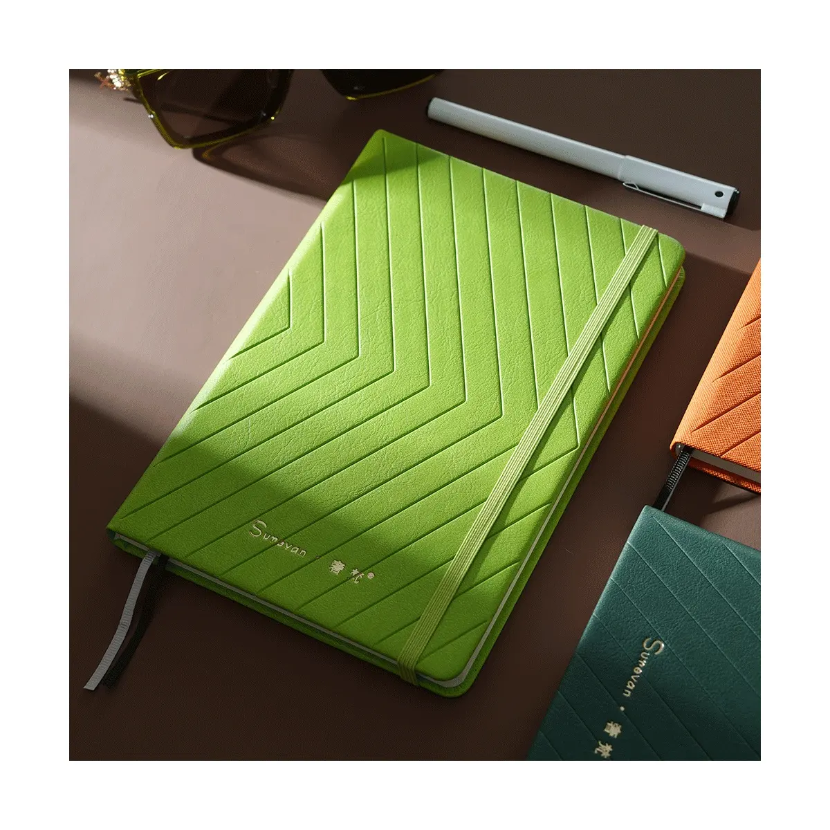 Venta al por mayor de papelería de moda de fábrica A5 A6 cuaderno de tapa dura con logotipo personalizado planificador diario con elástico
