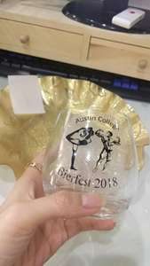 รูปลอกยางพิมพ์ลายหน้าจอที่กำหนดเองสำหรับน้ำหอมสเปรย์ขวดบนโต๊ะกระจก