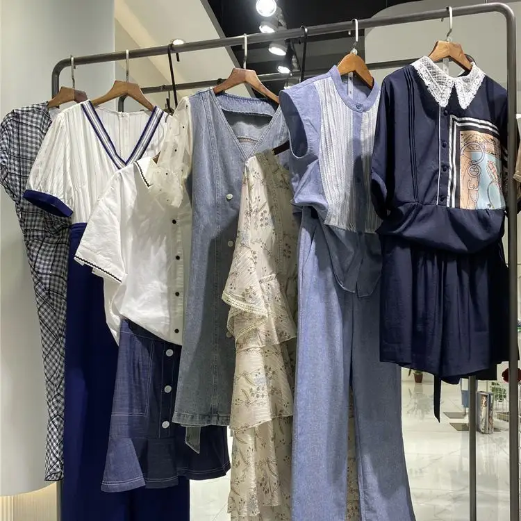 Le donne della primavera estate 2023 vestono i vestiti usati di liquidazione all'ingrosso di abbigliamento da donna di sconto di marca