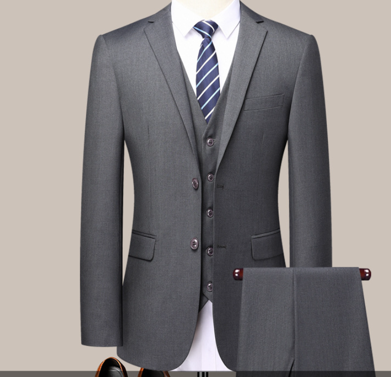 Completo giacca grigia a due bottoni e pantaloni.