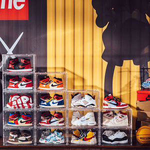 Große klare transparente PET-Kunststoff-Sneaker-Organizer-Hülle mit seitlich offener Tür Stapelbare Basketballschuh-<span class=keywords><strong>Display</strong></span>-Aufbewahrung sbox
