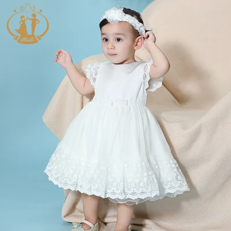 Çevik yeni varış dantel beyaz Communion elbise kızlar için kolsuz bebek kız elbise 2 adet kafa bandı ile bebek pamuk Frocks tasarımları