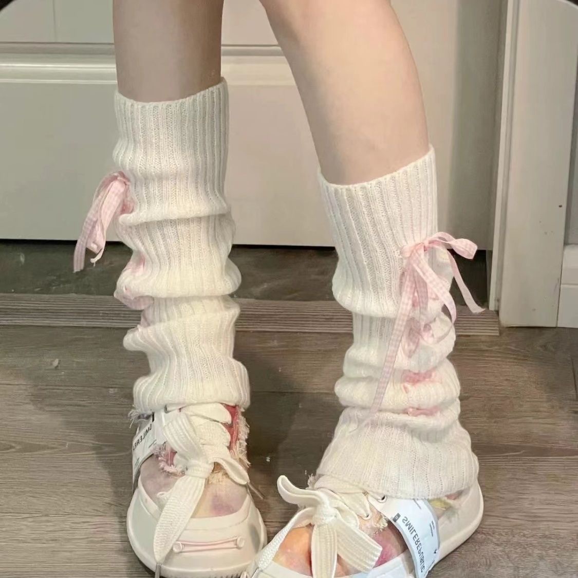 Checkered tie-up - white with pink ribbon