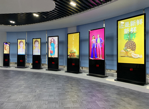 43インチ屋内垂直フロアスタンドインタラクティブスクリーンデジタルディスプレイプレミアム新しいLCDタッチスクリーン広告プレーヤー