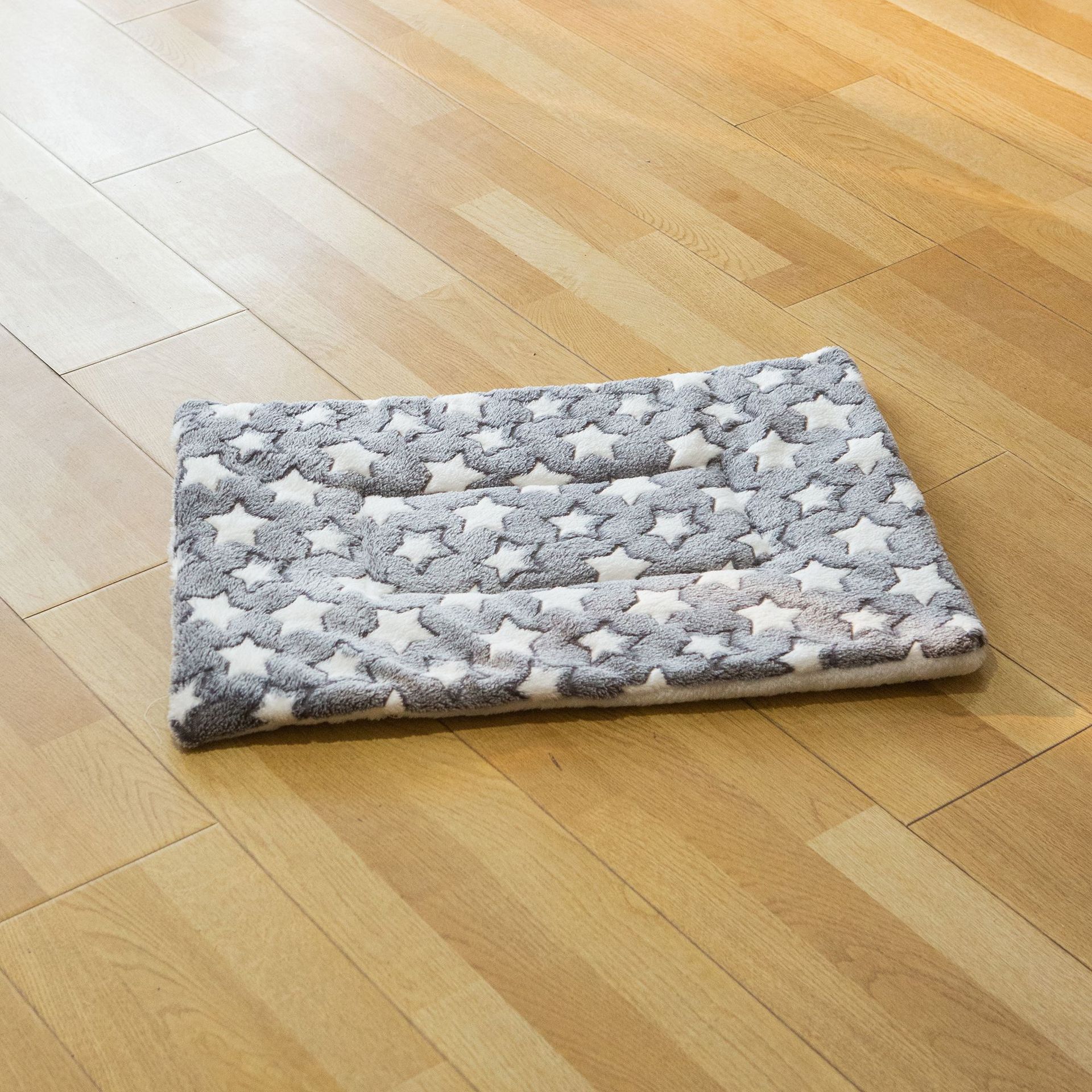 Gris avec étoiles blanches (coussin épais)