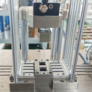QFW Halbautomat ische Lippenstift-Schlauch-Installation maschine Auto-Magnetic Attraction Positioning Detection System für Magnetic