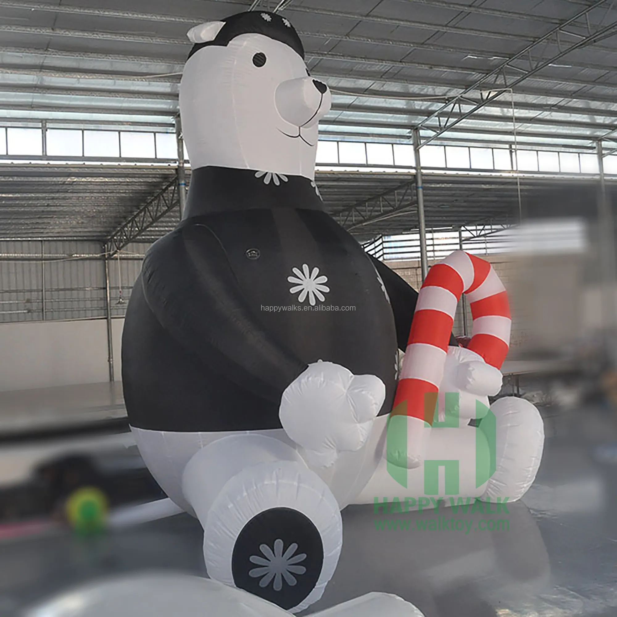 Comercial Navidad dibujos animados Oso Polar inflable bastón de caramelo ropa negra decoración inflable Oso Polar gigante para la venta